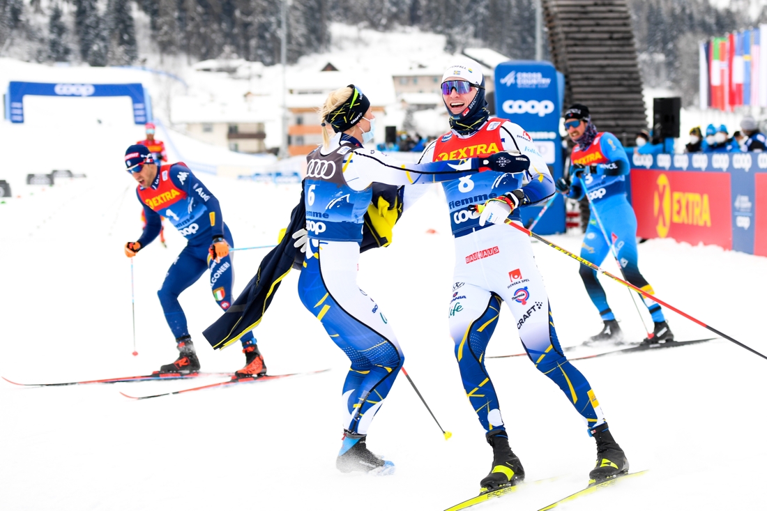 Oskars klubbkompis i Falun Borl&auml;nge, Maja Dahlqvist, var snabbt framme och gratulerade till segern. FOTO: Maxim Thore/Bildbyr&aring;n.