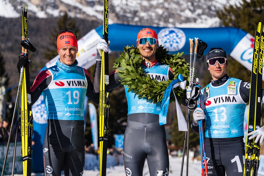 Marcus tillsammans med giganterna Petter Eliassen och Andreas Nygaard efter tredjeplatsen p&aring; Toblach-Cortina. FOTO: Visma Ski Classics/Magnus &Ouml;sth.