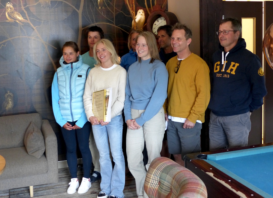 M&auml;rta med sina klubbkompisar i samband med utdelningen av Mora-Nisse stipendiet. FOTO: Johan Trygg/L&auml;ngd.se.