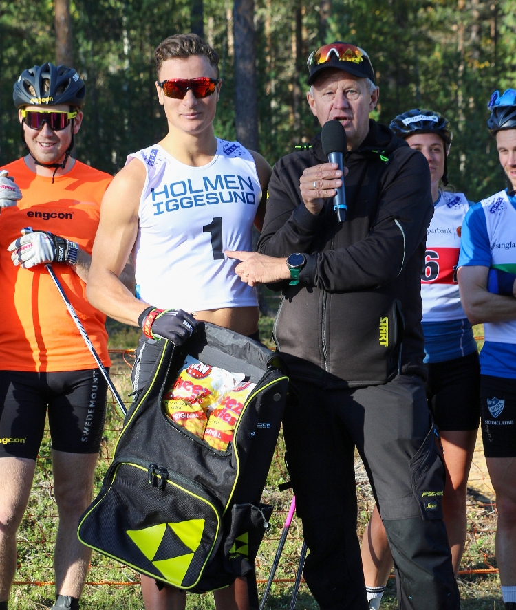 Lasse &rdquo;Blixten&rdquo; Jonsson prisar rullskidkungen Max Novak. I bakgrunden Gabriel H&ouml;jlind, Anna Dyvik och Gustav Eriksson. FOTO: Hudiksvalls IF.