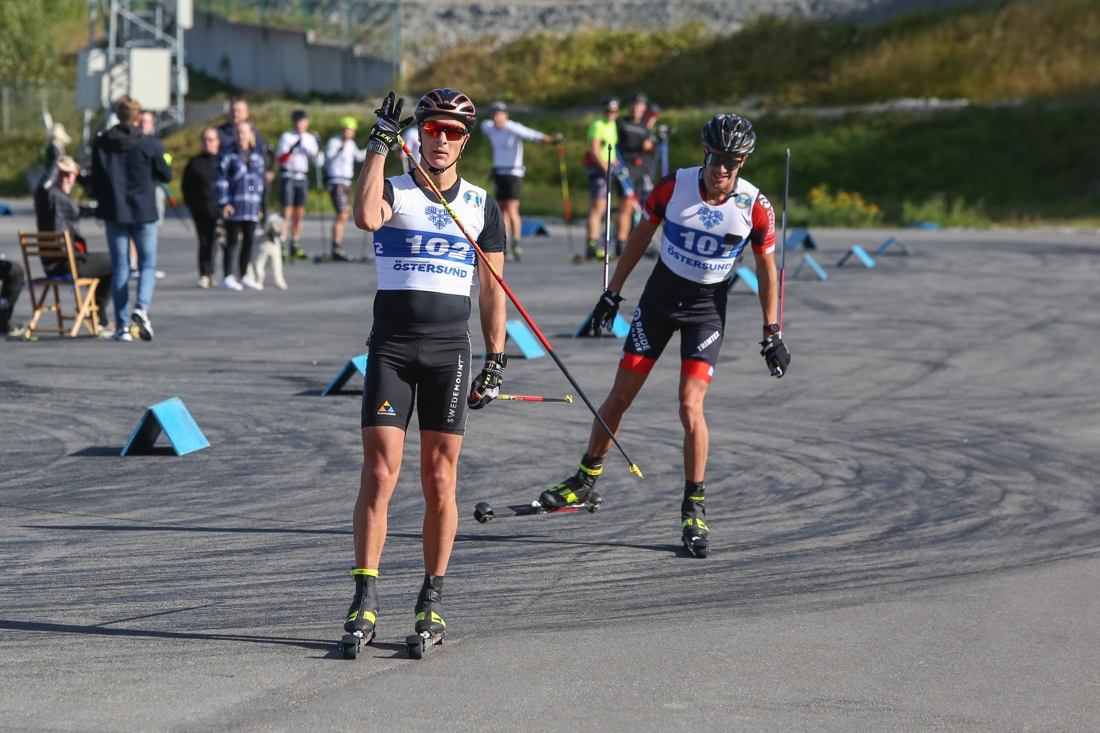 Max Novak s&auml;krade segern strax f&ouml;re Oskar Kardin. FOTO: &Ouml;stersunds SK