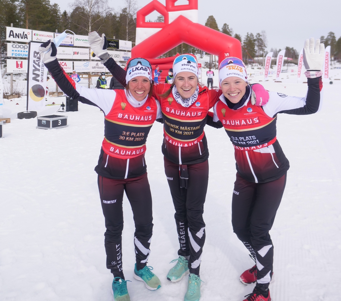 Medaljtrion: Charlotte Kalla, Ebba Andersson och Jonna Sundling. FOTO: Hans Olsson.