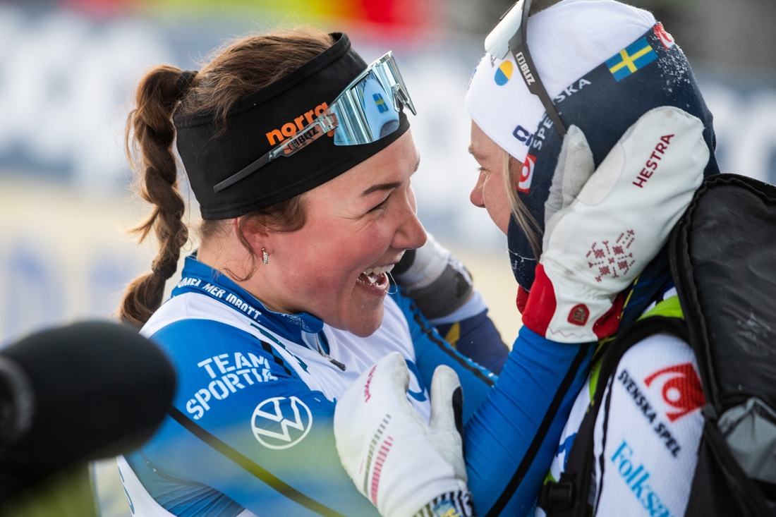 Moa Lundgren grattar sin tidigare klubbkompis Linn Svahn. FOTO: Simon Hasteg&aring;rd/Bildbyr&aring;n.