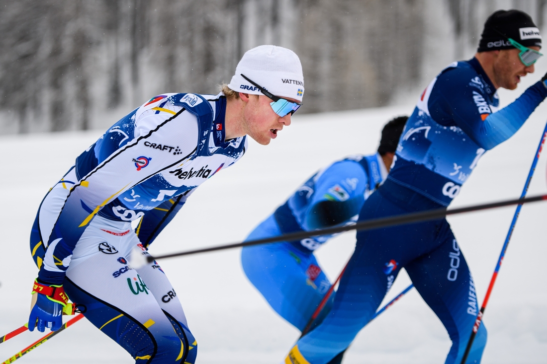 Oskar Svensson imponerade med att staka masstartloppet i Val M&uuml;stair hela v&auml;gen till en sj&auml;tteplats. H&auml;r &auml;r Oskar intill slutlige tv&aring;an i loppet, hemma&aring;karen och fyrfaldige Tour de Ski-vinnaren Dario Cologna. FOTO: Maxim Thore/Bildbyr&aring;n.