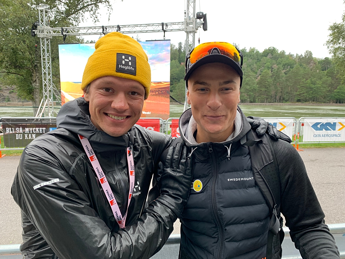 Max Novak blev grattad av trollh&auml;ttesonen, skridsko-v&auml;rldsm&auml;staren och v&auml;rldsrekordinnehavaren Nils van der Poel efter sin seger i Alliansloppet. FOTO: Johan Trygg/L&auml;ngd.se.