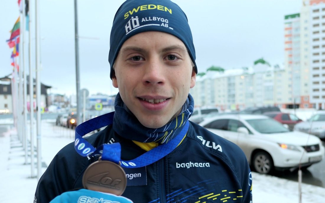Markus Lundholm med bronsmedaljen. FOTO: Svenska orienteringsf&ouml;rbundet.