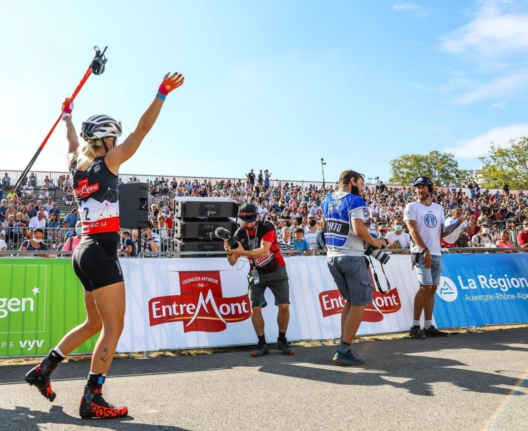 Emma Ribom jublar efter seger i Frankrike. FOTO: Instagram Emma Ribom.