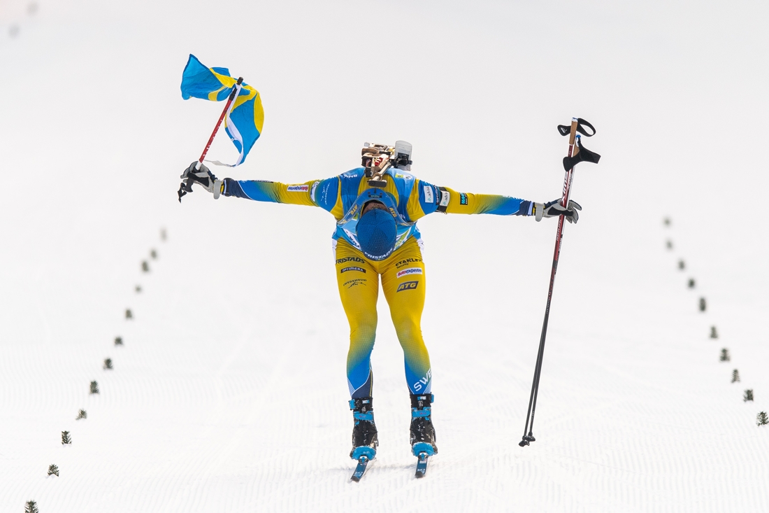 Sebastian Samuelsson med svensk flagga &ouml;ver m&aring;llinjen. FOTO: Joel Marklund/Bildbyr&aring;n.