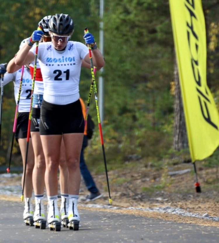 Evelina Settlin drar f&ouml;re Anna Dyvik och Tove Eriksson. FOTO: Hudiksvalls IF.