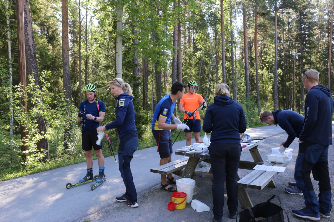 Skidskyttar och ledare redo f&ouml;r tester. FOTO: Svenska Skidskyttef&ouml;rbundet.