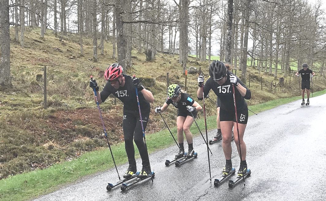 Thea Krokan Murud i mitten bredvid Britta Johansson Norgren p&aring; norskans andra tr&auml;ningspass med Lager 157 Ski Team. FOTO: Lager 157 Ski Team.