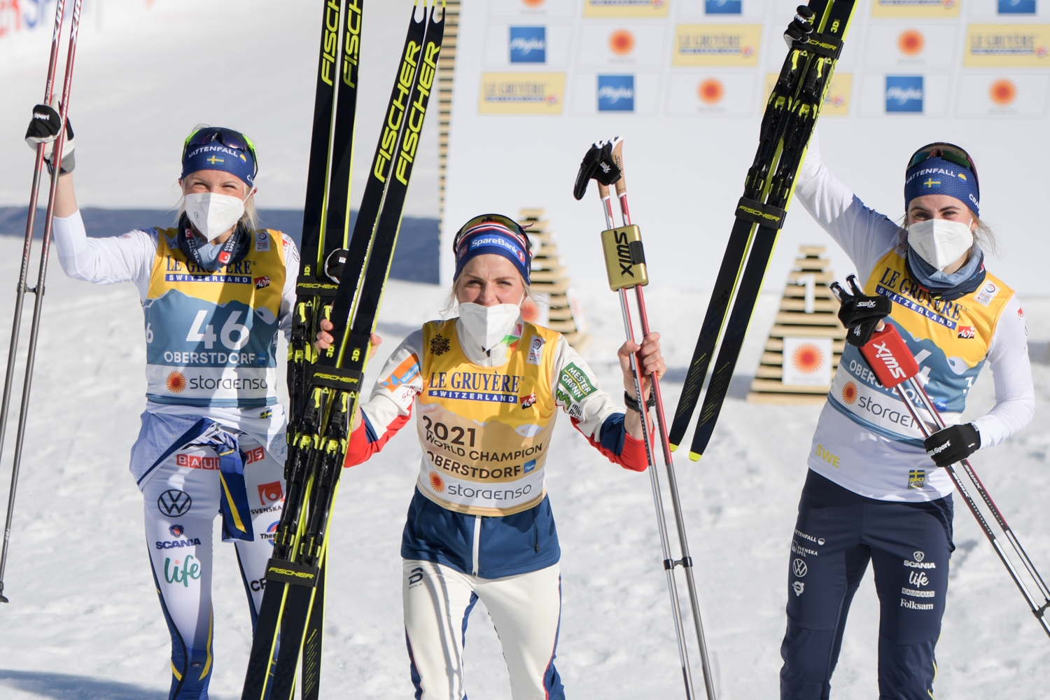 Medaljtrion. Frida Karlsson, Therese Johaug och Ebba Andersson. FOTO: Johanna Lundberg/Bildbyr&aring;n.