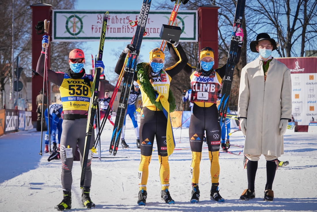 Topptrion Marit Bj&ouml;rgen, Lina Korsgren och Ida Dahl tillsammans med kransmasen Gustaf Berglund. FOTO: Visma Ski Classics/Magnus &Ouml;sth.