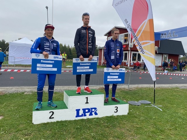 Herrpallen med fr.v Jonathan Hedbys, Simon Andersson och Pontus Nordstr&ouml;m. FOTO: Storvreta IK.