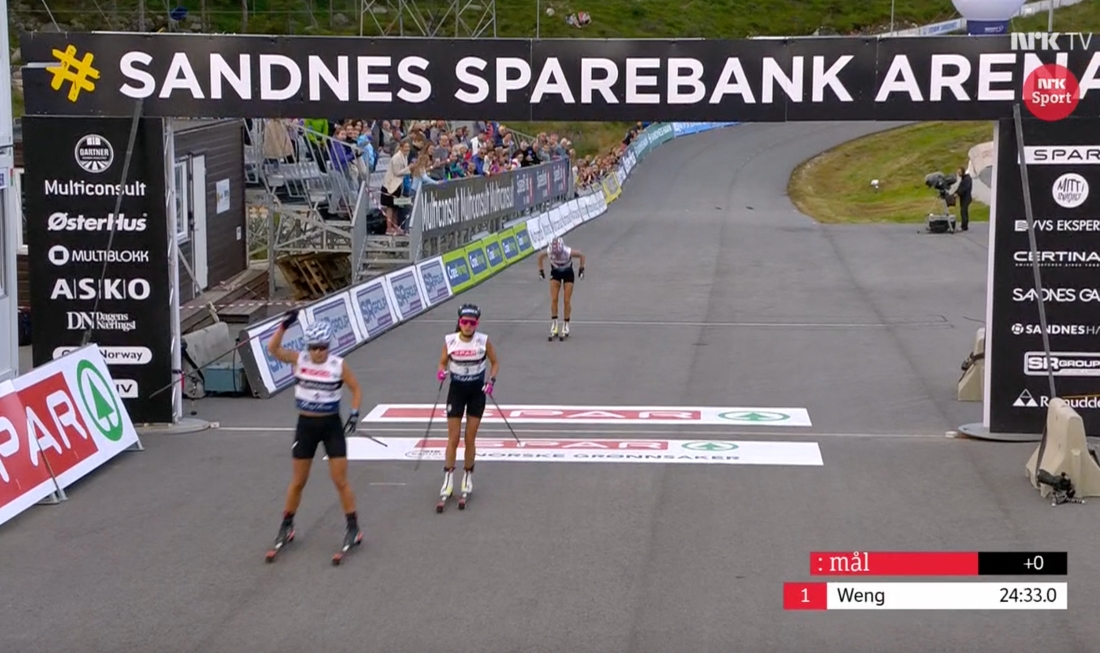 M&aring;lg&aring;ngen med Tiril Udnes Weng f&ouml;re Heidi Weng och Therese Johaug. FOTO: fr&aring;n NRK:s s&auml;ndning.