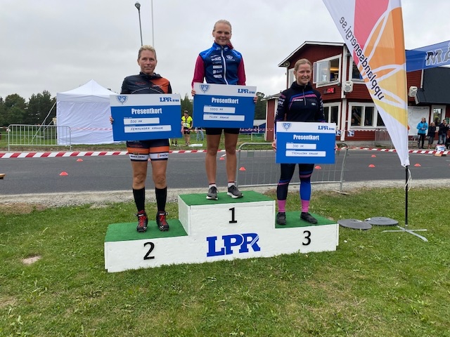 Dampallen med fr.v Carina W&auml;rme, Josefine S&ouml;derqvist och Camilla Johansson. FOTO: Storvreta IK.