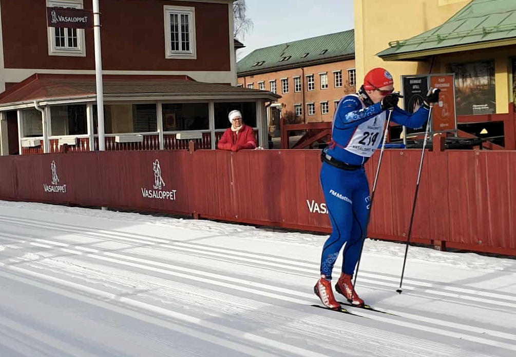 Victor Gustafsson spurtar i på målrakan i Mora. FOTO: Lisa Smedhs.