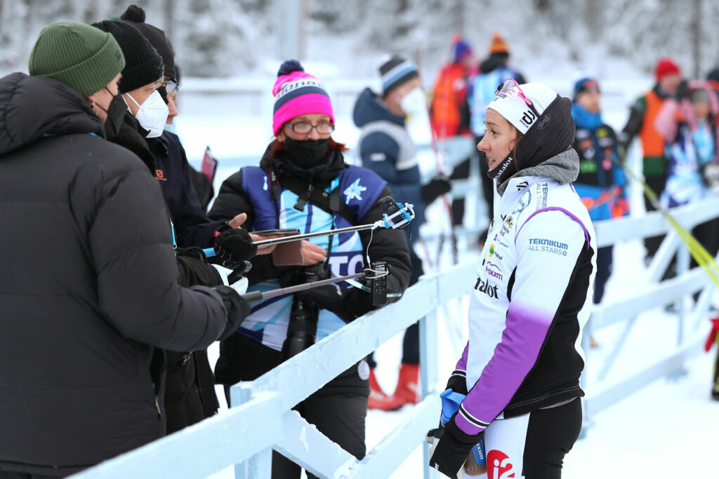 Median edustajat katri Lynperän kimpussa.